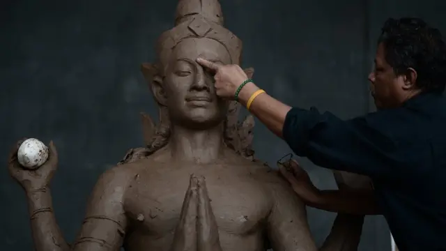 เจ้าหน้าที่ของสำนักช่างสิบหมู่ กรมศิลปากร เริ่มลงมือปั้นหุ่นที่จะใช้ประกอบประดับและตกแต่งโดยรอบพระเมรุมาศในหลวงรัชกาลที่ 9