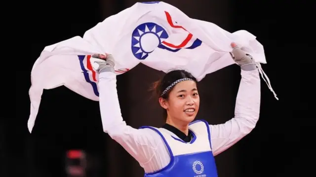 日本千叶县幕张国际会展中心东京奥运跆拳道赛场中华台北选手罗嘉翎手举中华奥委会会旗庆祝夺得银牌（25/7/2021）