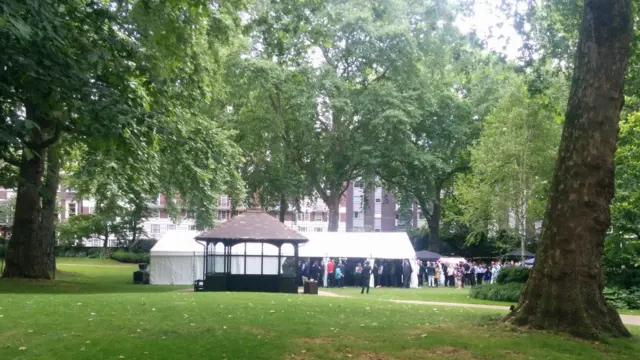 Menonton sepakbola di taman pribadi, hanya untuk undangan.