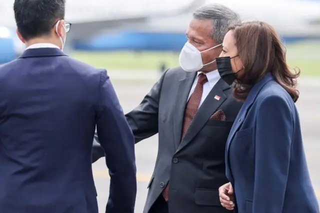 นายวิเวียน บาลากริชนัน รัฐมนตรีต่างประเทศสิงคโปร์ ต้อนรับนางกมลา แฮร์ริส