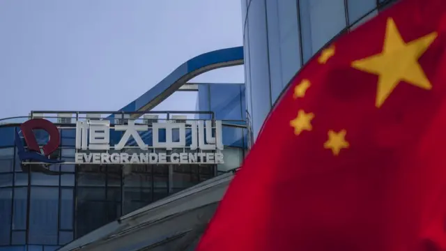 上海恒大中心外一面中国国旗在飘扬（23/9/2021）