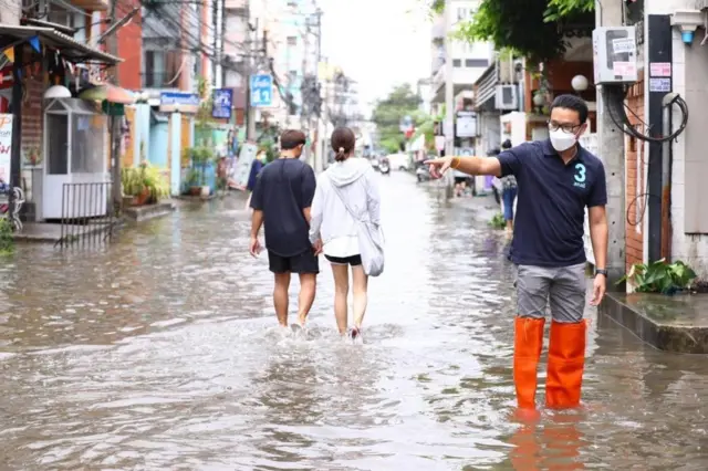 นายสกลธี ภัททิยกุล ผู้สมัครในนามอิสระ หมายเลข 3
