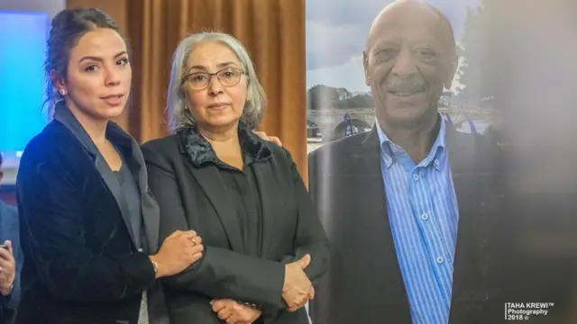 ليبيا مع والدتها وصورة والدها الراحل