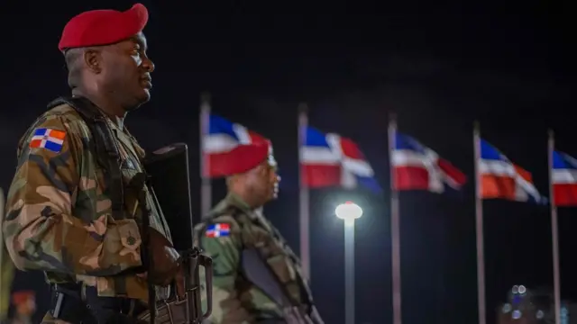Militares con armas largas