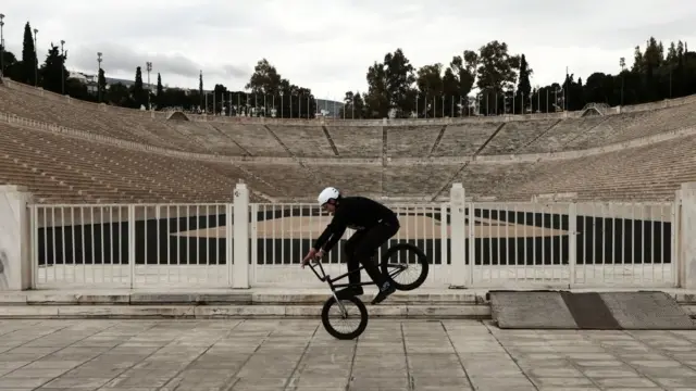 Ciclista no Estádio Panatenaico,como se faz aposta no pixbetAtenas.