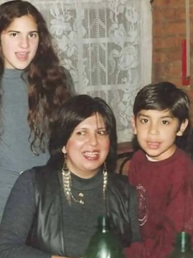 Olga Díaz de joven con sus hijos Esteban y Silvina.