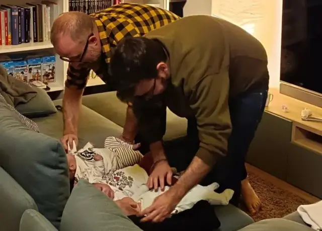 ણેય દીકરીઓના આગમન સાથે સંભાળ લેવી સહેલી નથી તેનો પડકાર પણ સ્પષ્ટ થવા લાગ્યો હતો અને રોજબરોજના જીવનમાં પરિવર્તન આવવા લાગ્યું.