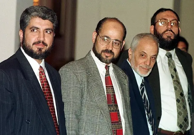 Nazzal iyo Ghosheh (midig) oo la sawiran Abu Marzouk iyo Khaalid Mashcal, kaas oo markii dambe noqday madaxa siyaasadda ee Xamaas