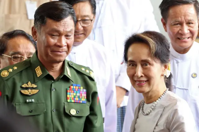 အစိုးရအဖွဲ့ထဲက စစ်အရာရှိကြီးတွေက အတော်လေး သဘောကောင်းကြပါတယ်လို့ ဒေါ်အောင်ဆန်းဆန်းစုကြည်က မှတ်ချက်ပြုဖူးခဲ့ပါတယ်။