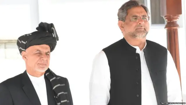 पाकिस्तान के प्रधानमंत्री शाहिद ख़ाक़ान अब्बासी(दाएं) अफ़ग़ानिस्तान के राष्ट्रपति अशरफ़ ग़नी के साथ