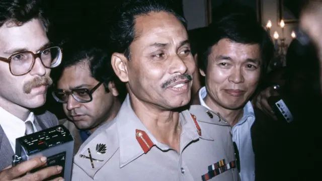 ঢাকায় তখন চলছে সামরিক শাসক জেনারেল এরশাদের শাসন