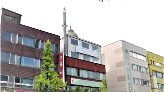 대전 어은동에 위치한 이슬람 사원은 지난 2011년 인근 대학교에 다니는 무슬림 유학생들이 돈을 모아 건립되었다