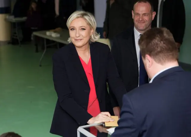 Марин Ле Пен на избирательном участке