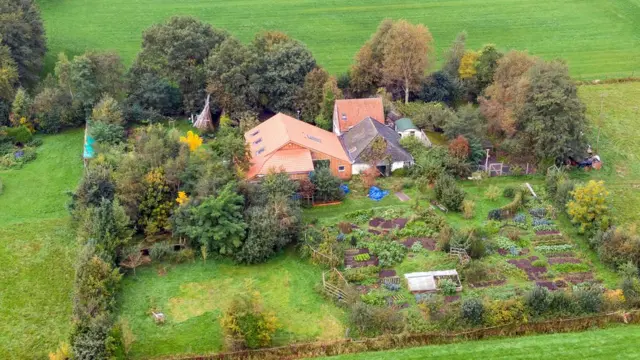지역 주민들은 가족이 마당에서 자란 채소로 생활했을 거라고 추정했다