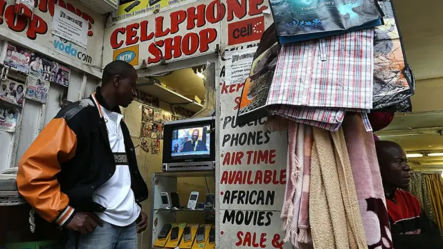 Un employé d'un magasin de téléphonie mobile, le 10 décembre 2013 à Johannesburg, en Afrique du Sud.