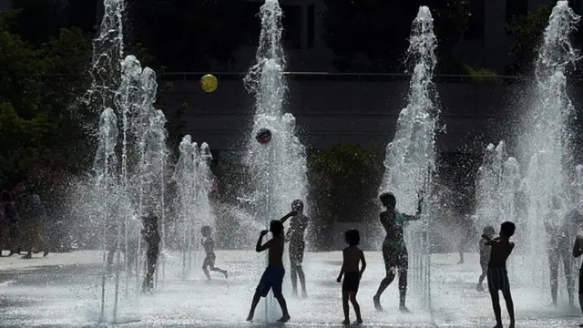 Діти купаються у фонтані