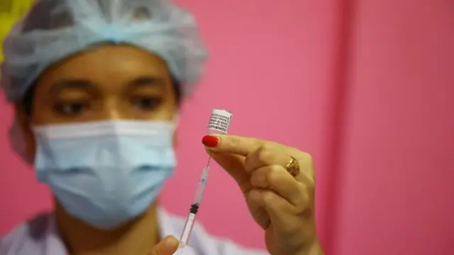 বাংলাদেশে করোনাভাইরাসের টিকাদান আবার শুরু হয়েছে