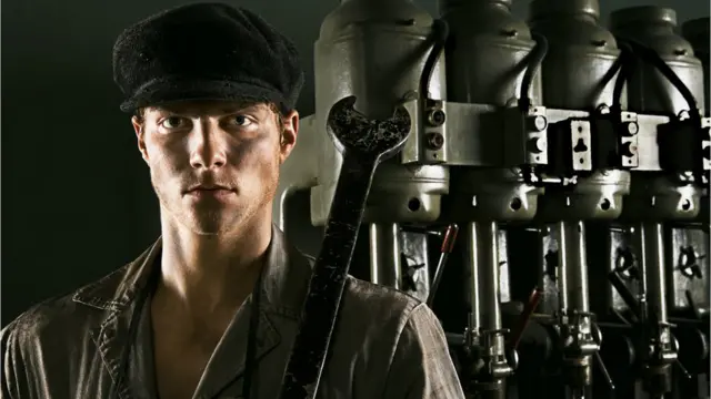 Un trabajador de una fábrica soviética.