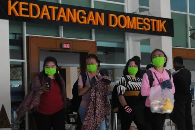 Penumpang pesawat keluar dari pintu kedatangan Bandara Adi Soemarmo, Boyolali, Jawa Tengah, Jumat (24/04).