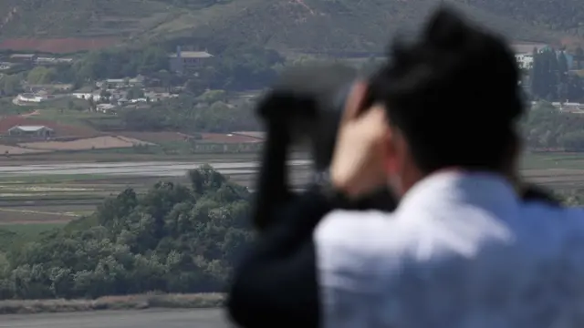 5월 15일 경기도 파주 오두산 통일 전망대를 찾은 관람객들이 망원경으로 북한 황해북도 개풍군 마을을 바라보고 있다
