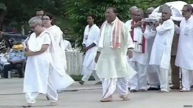 వాజ్‌పేయీ అంత్యక్రియల్ని ఆయన దత్తపుత్రిక నమిత నిర్వహించారు