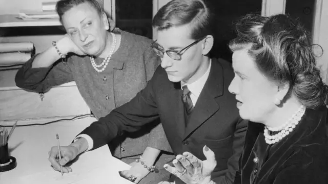 Setelah Dior meninggal pada 1957, Yves Saint Laurent mengambil alih dengan dukungan dari Raymonde Zehnacker (kiri) dan Marguerite Carré (kanan).