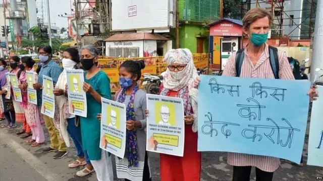 સ્ટેન સ્વામીને મુક્ત કરવાની માગ સાથે લોકોએ અનેક વિરોધ પ્રદર્શન કર્યા હતા.