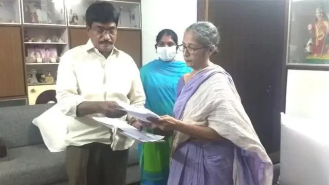 రంగనాయకమ్మకు నోటీసులు అందజేస్తున్న అధికారులు