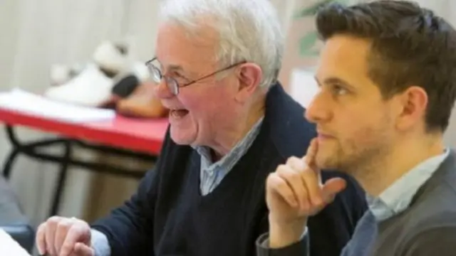 الكاتب المسرحي هوارد برينتون (يسار) قال إن لورانس كان "رجلا مثيرا للاهتمام بصورة اسثتنائية"