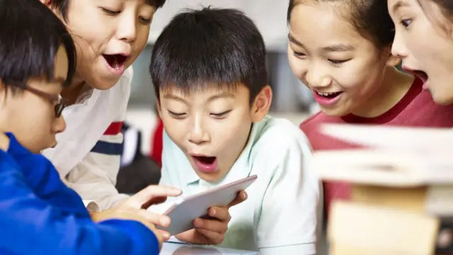 பள்ளியில் படிக்கும் குழந்தைகள், மாதிரிப் படம்