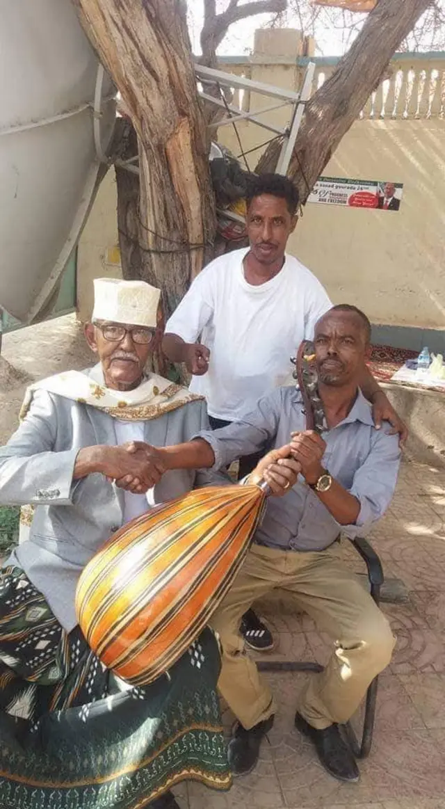 Maxamed Miyir iyo Maxamuud Ismaaciil Xudeydi, gadaal waxaa taagan Sadiiq SaleebaanBishaar oo durbaanka garaaca