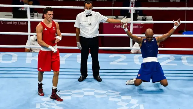 Iglesias festeja en el suelo tras el combate.