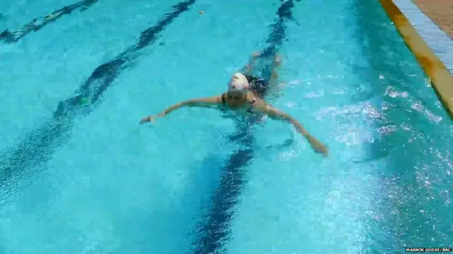 निर्मला भिडे पोहताना