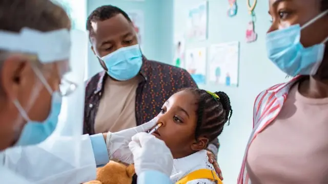 مناعة القطيع هي نوع من الحماية التي يتمتع بها عدد كبير من الناس وسط مجموعة سكانية ضد مرض معين