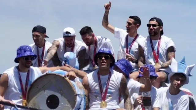 لاعبو المنتخب على سطح الحافلة