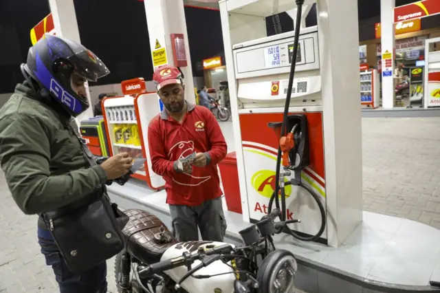 पाकिस्तानी आवाम महंगाई से त्रस्त है. 