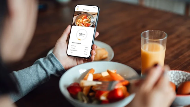 식사하면서 휴대전화를 보고 있는 사람