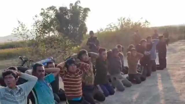 မန်ဝိန်းကြီးမှာ လက်နက်ချတယ်ဆိုတဲ့ စစ်ကောင်စီတပ်ဖွဲ့ဝင်တွေရဲ့ရုပ်သံလည်း လူမှုကွန်ရက်မှာ ပျံ့နှံ့နေပါတယ်။ 