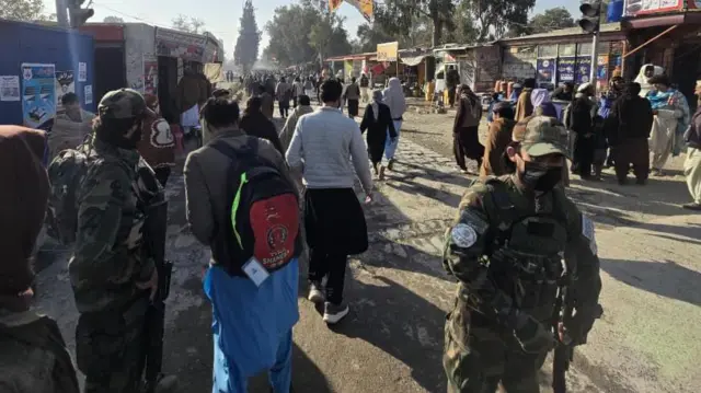 مستغفر گربز، سخنگوی والی خوست از مردم خواسته بدون اسلحه و بدون تلفون‌های مجهز به کمره در محل حاضر شوند. ۲ دسامبر ۲۰۲۵