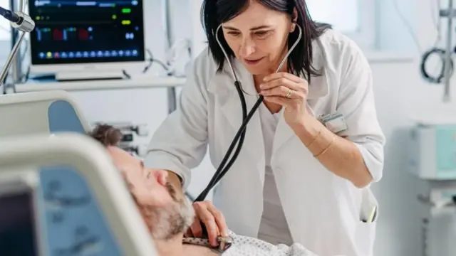 महिला डॉक्टर रूग्णाला तपासताना