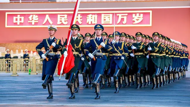 စစ်ရေးပြနေတဲ့ တရုတ်စစ်သားတွေ