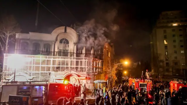 সৌদি এক শিয়া ধর্মীয় নেতার ফাঁসির প্রতিবাদে বিক্ষোভ সমাবেশ থেকে শত শত লোক ২০১৬ সালের দোসরা জানুয়ারি তেহরানে সৌদি দূতাবাস ভবনে চড়াও হয়ে আগুন জ্বালিয়ে দিয়েছিল।