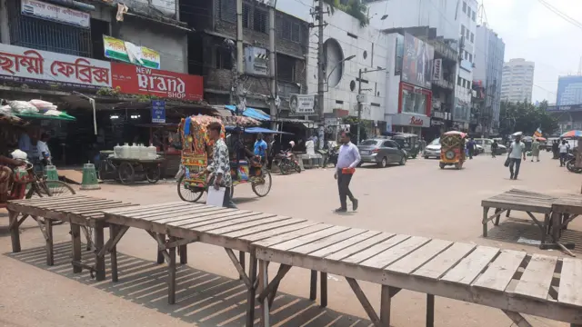 আওয়ামী লীগের কেন্দ্রীয় কার্যালয়ের সামনের সড়ক বন্ধ রাখা হয়