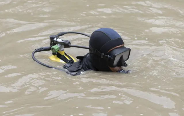 हराइरहेका यात्रुहरूको खोजी गर्दै गोताखोर