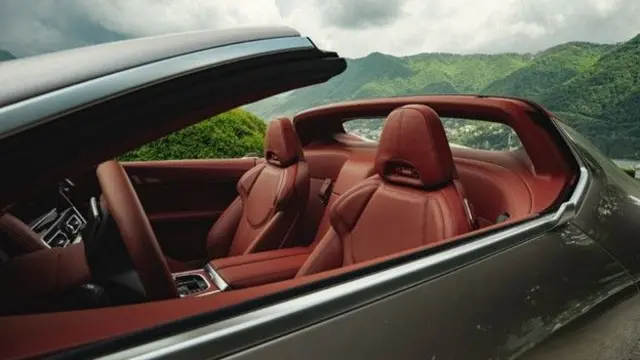 اتاق ماشین کاملا با چرم روکش شده است