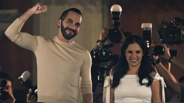 Bukele celebra su victoria junto a su esposa