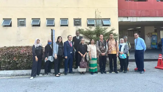 Meriance bersama staf KBRI Malaysia di kompleks Pengadilan Ampang, Malaysia. 