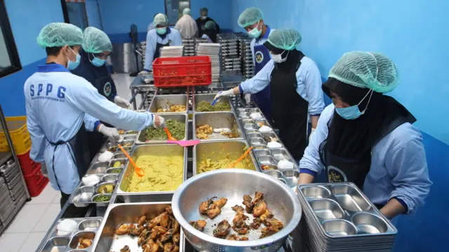 Pekerja Satuan Pelayanan Pemenuhan Gizi (SPPG) Ie Masen Ulee Kareng menyiapkan Makan Bergizi Gratis (MBG) untuk pelajar yang mengikuti Masa Pengenalan Lingkungan Sekolah (MPLS) di Banda Aceh, Aceh, Jumat (17/7/2026).