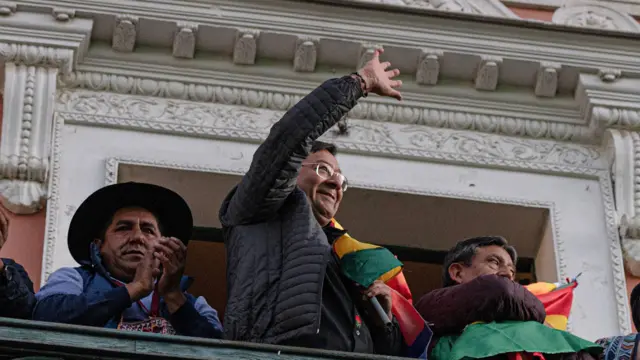 Luis Arce en el balcón del Palacio Quemado.