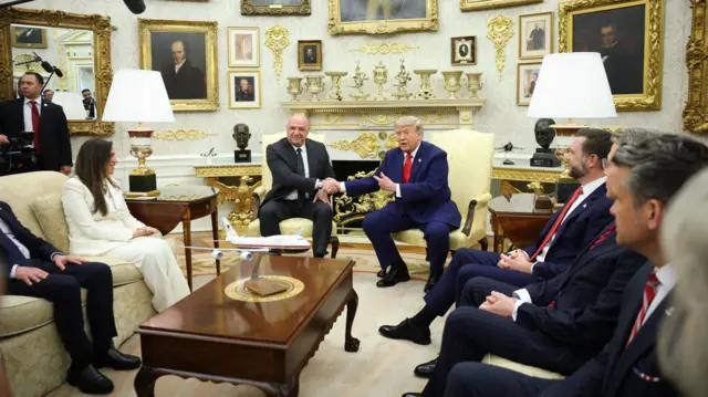 الرئيس الأمريكي دونالد ترامب يصافح نظيره اللبناني جوزاف عون خلال اجتماع ثنائي في المكتب البيضاوي بالبيت الأبيض، في 21 يوليو/تموز 2026. وجاء اللقاء في اليوم الأخير من زيارة عون التي استمرت أربعة أيام إلى واشنطن، وبحثت النزاع بين إسرائيل وحزب الله، بالتزامن مع بدء الجيش الإسرائيلي أول انسحاب محدود من لبنان عقب الاتفاق الذي رعته الولايات المتحدة الشهر الماضي.